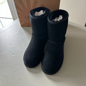 NIB UGG K Classic SHORT Boots BLACK Size 5 BIG KID
